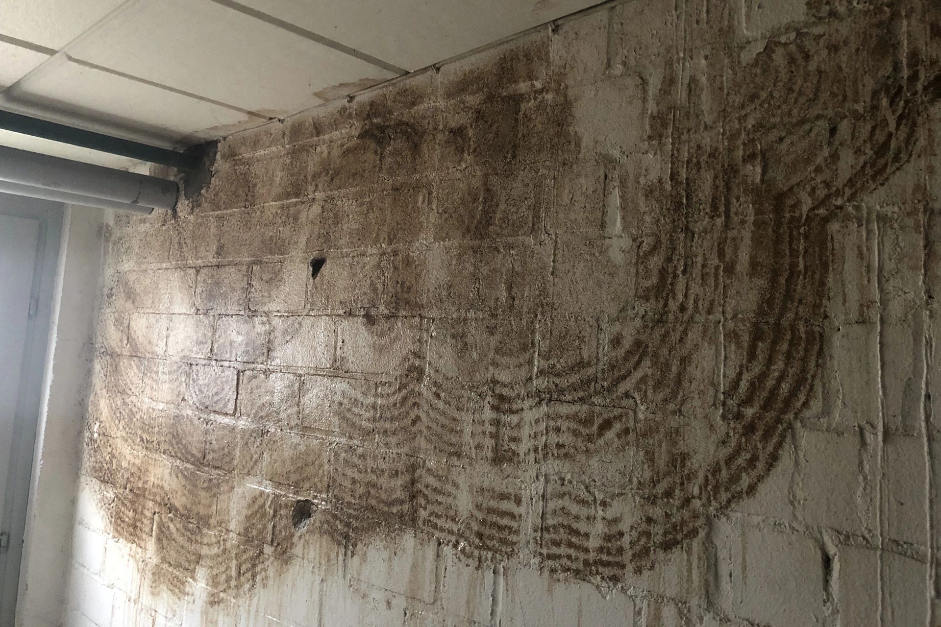 Wand mit großflächigen Feuchtigkeitsspuren nach einem Wasserschaden